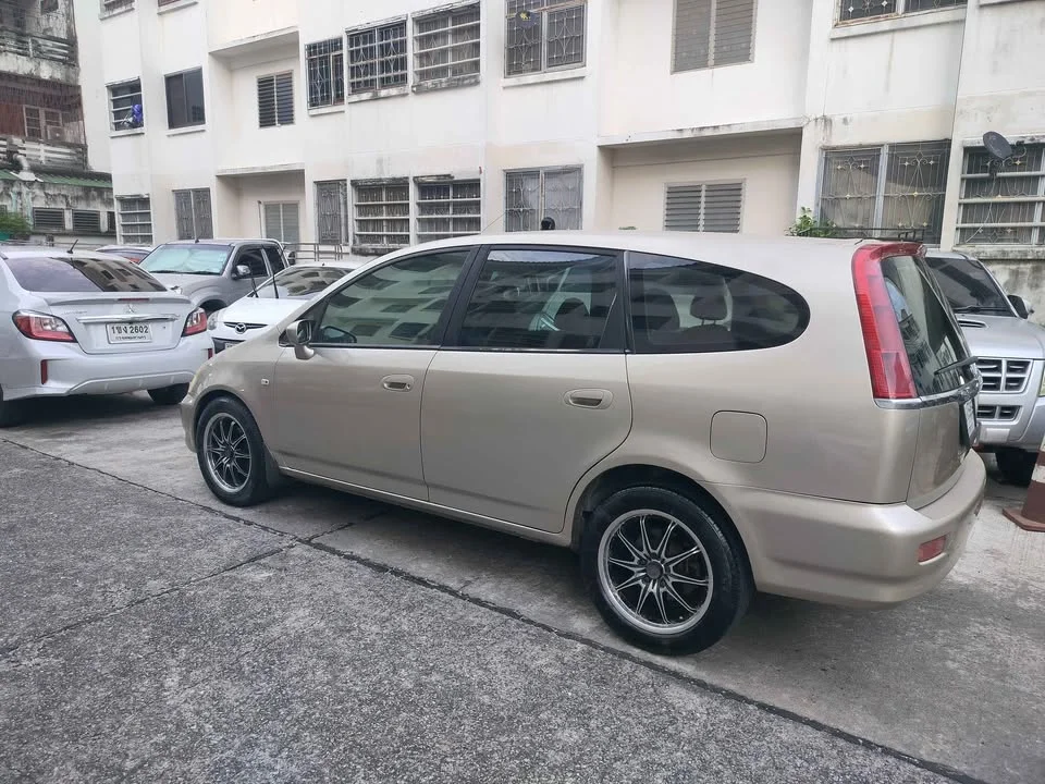 2004 Honda Stream I 3