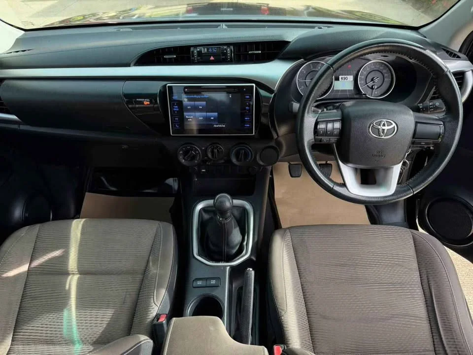 2017 Toyota Hilux VIII 2