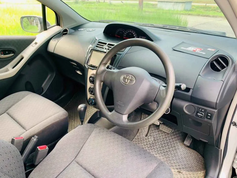2012 Toyota Yaris II 2