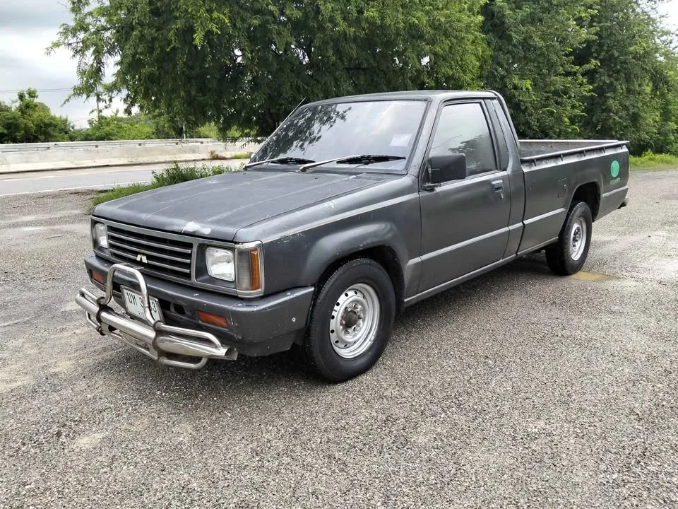 1990 Mitsubishi Triton II 3