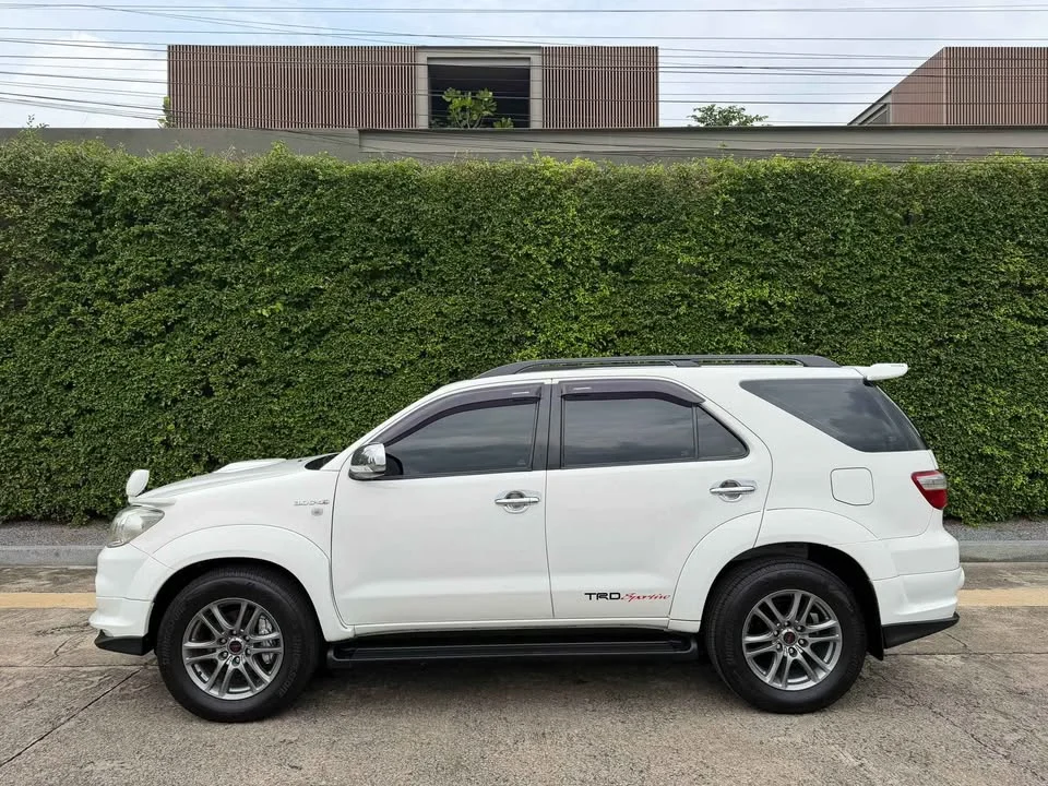 2011 Toyota Fortuner I 3