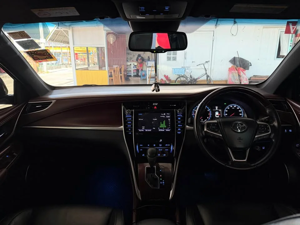 2014 Toyota Harrier III 2