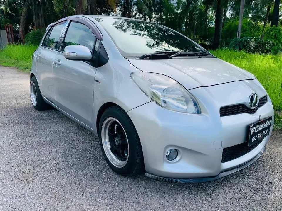 2012 Toyota Yaris II 2