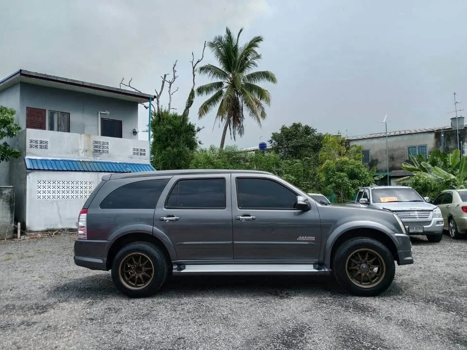 2009 Isuzu MU-7 2