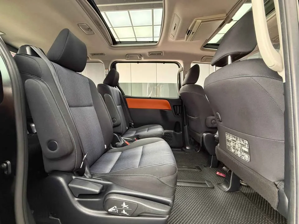 2014 Toyota Voxy III 2