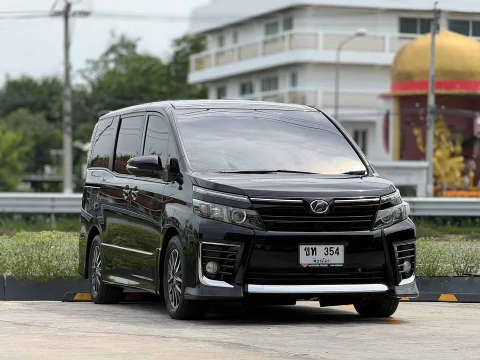 2014 Toyota Voxy III 3