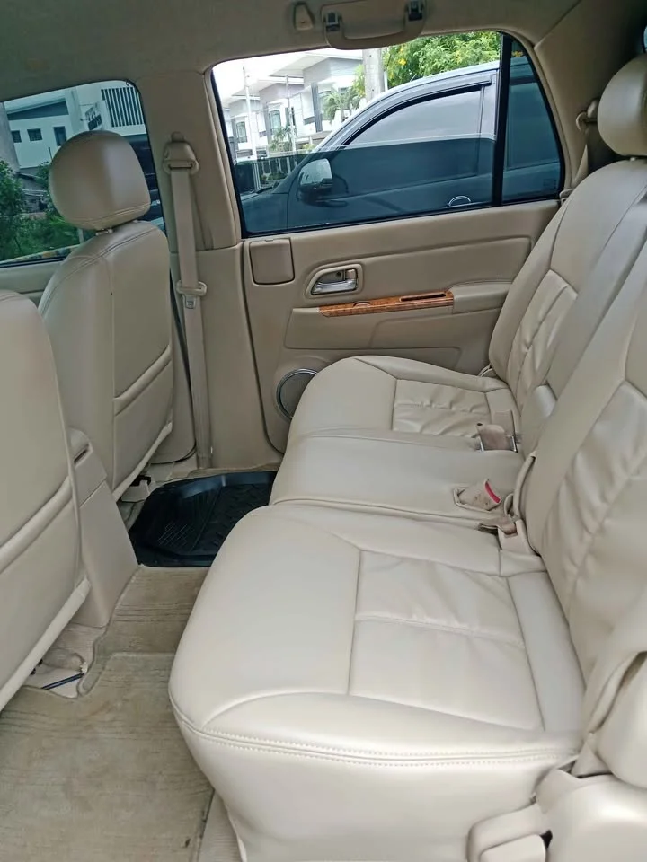2010 Isuzu MU-7 3
