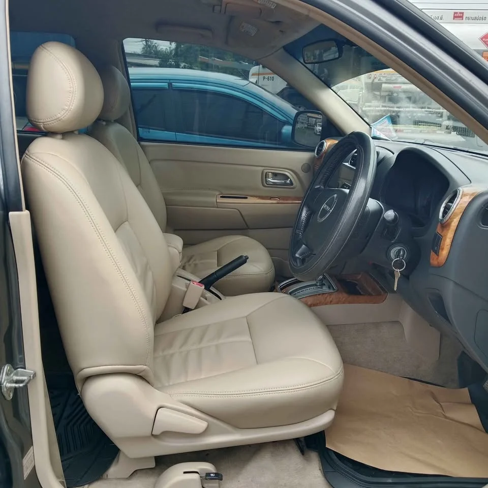 2010 Isuzu MU-7 2