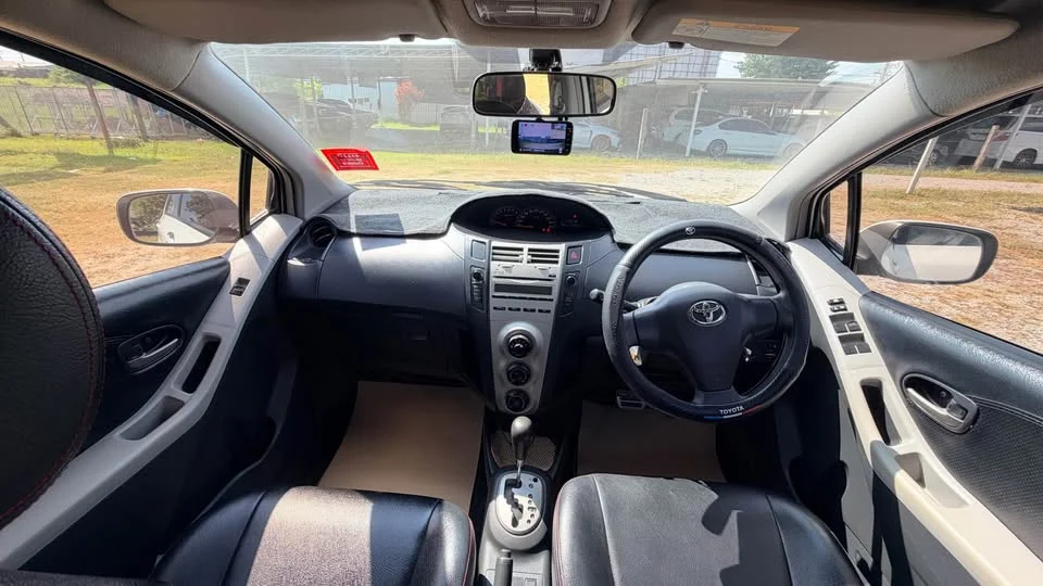 2011 Toyota Yaris II 2