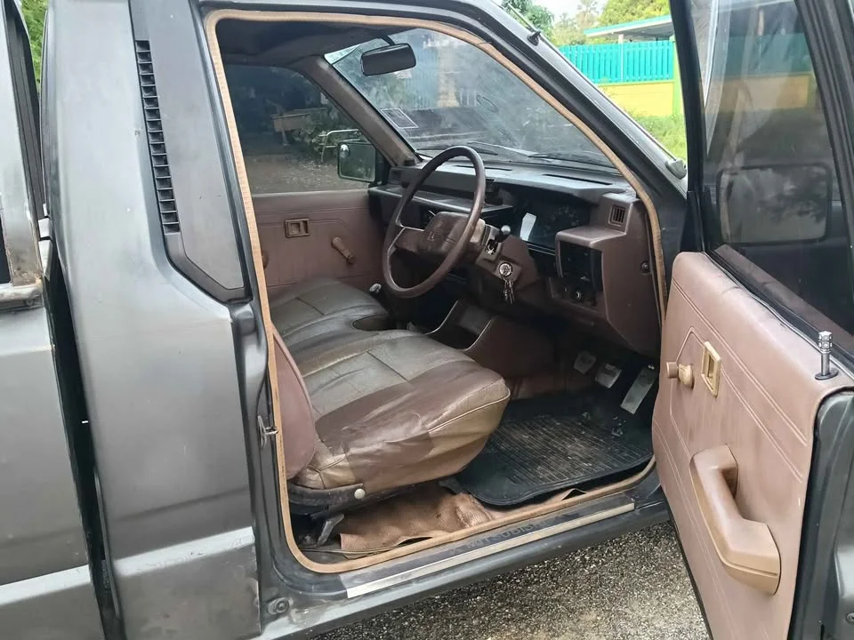 1989 Mitsubishi Triton II 2