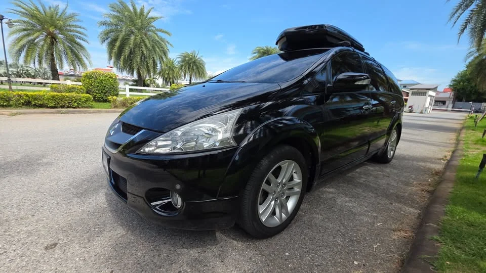 2010 Mitsubishi Space Wagon IV 2