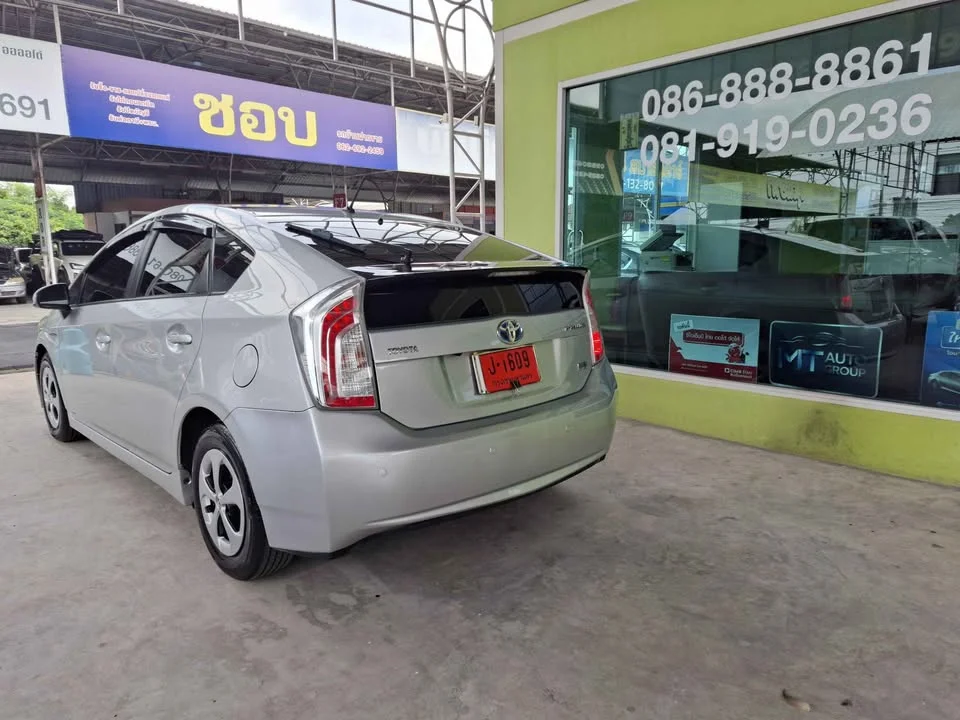 2012 Toyota Prius III 2