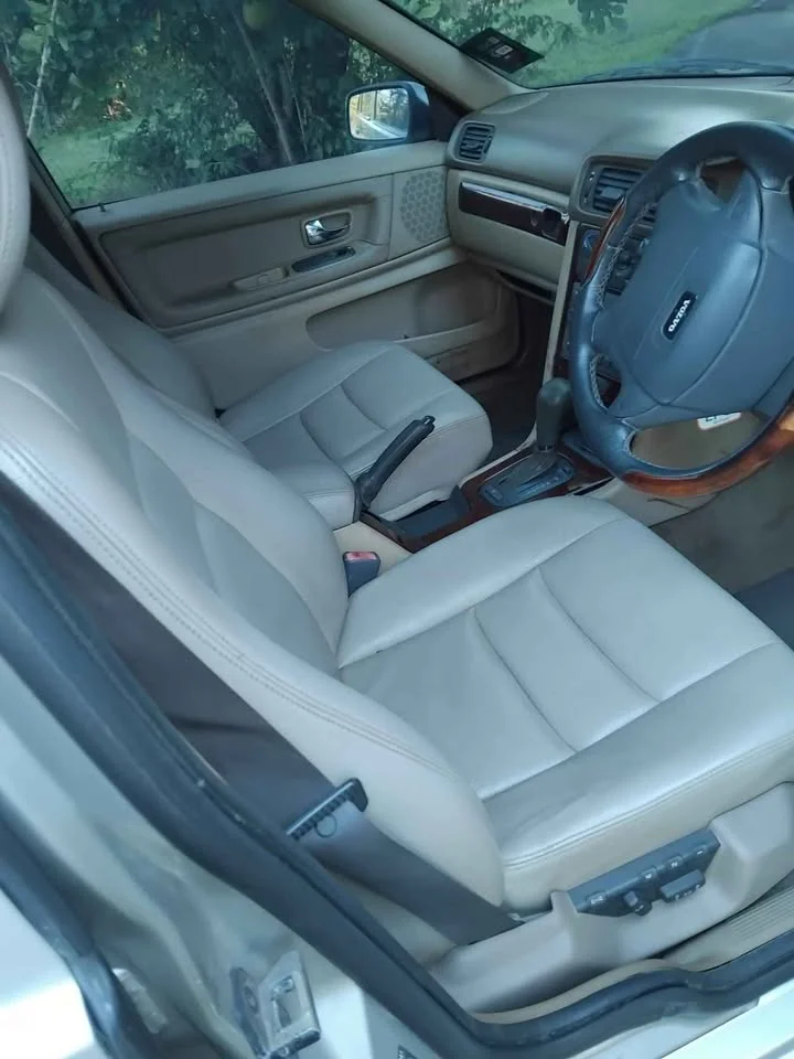 2000 Volvo S70 3