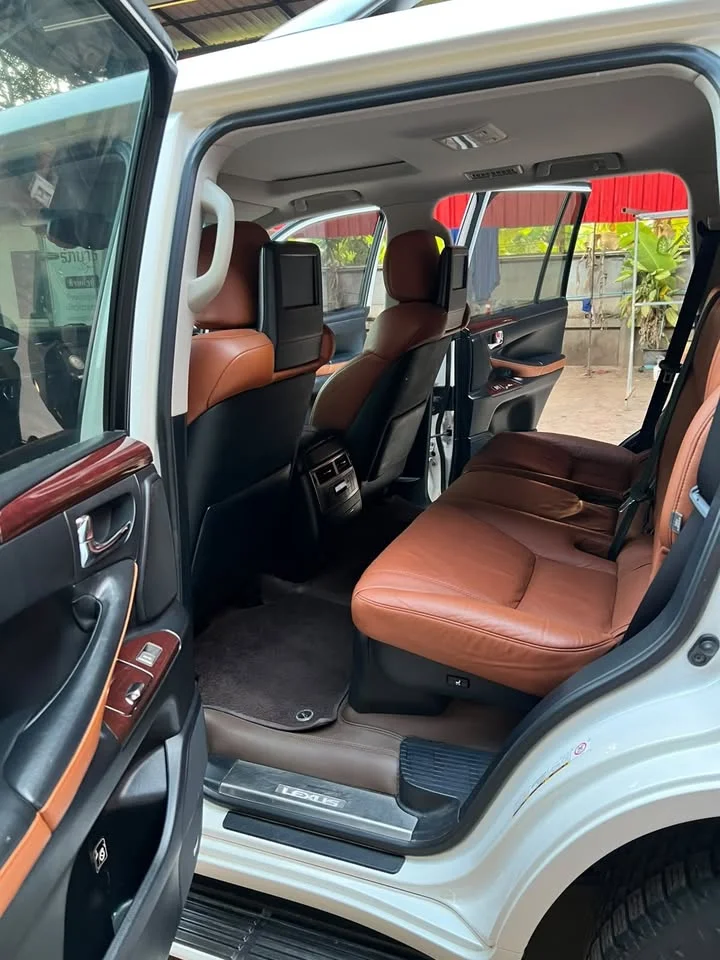 2014 Lexus LX III 3