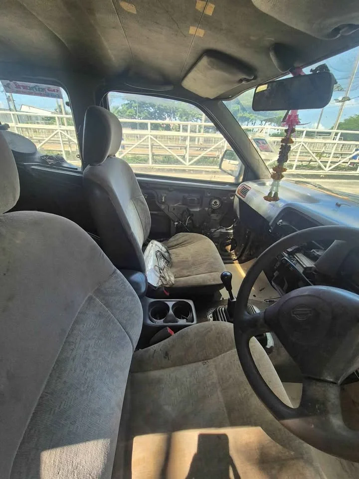 2001 Nissan Frontier I 3