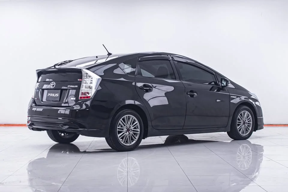 2011 Toyota Prius III 2
