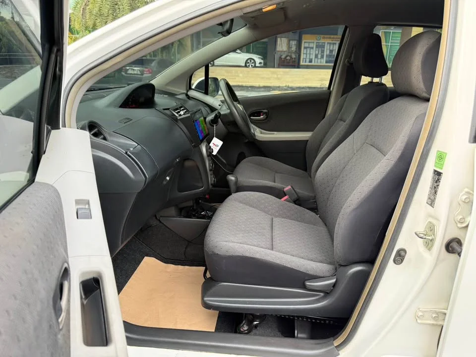 2010 Toyota Yaris II 2