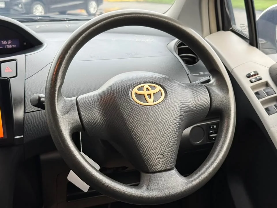 2010 Toyota Yaris II 2
