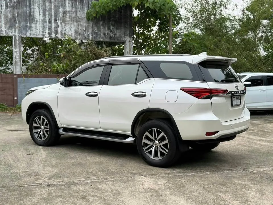 2004 Toyota Fortuner II 3