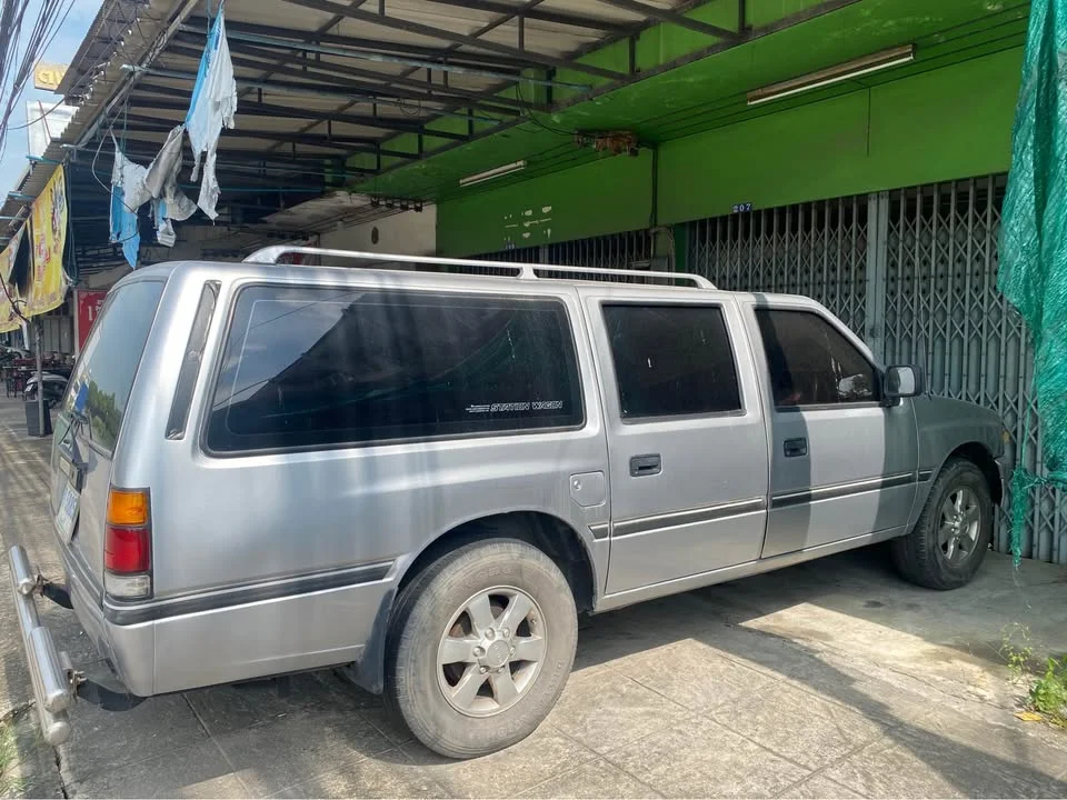 1990 Isuzu TFR III 2