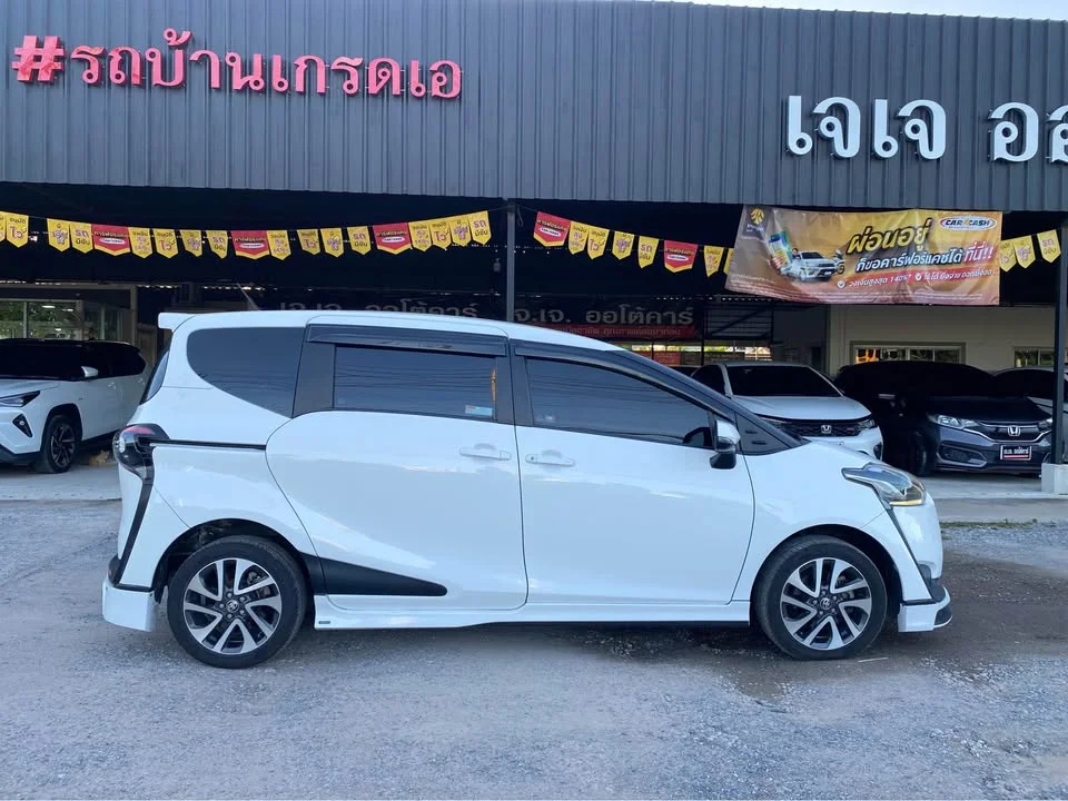 2017 Toyota Sienta II 2