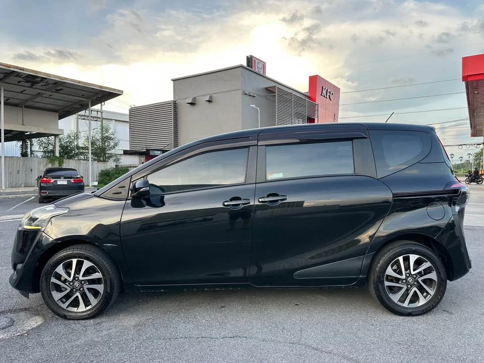 2017 Toyota Sienta II 2