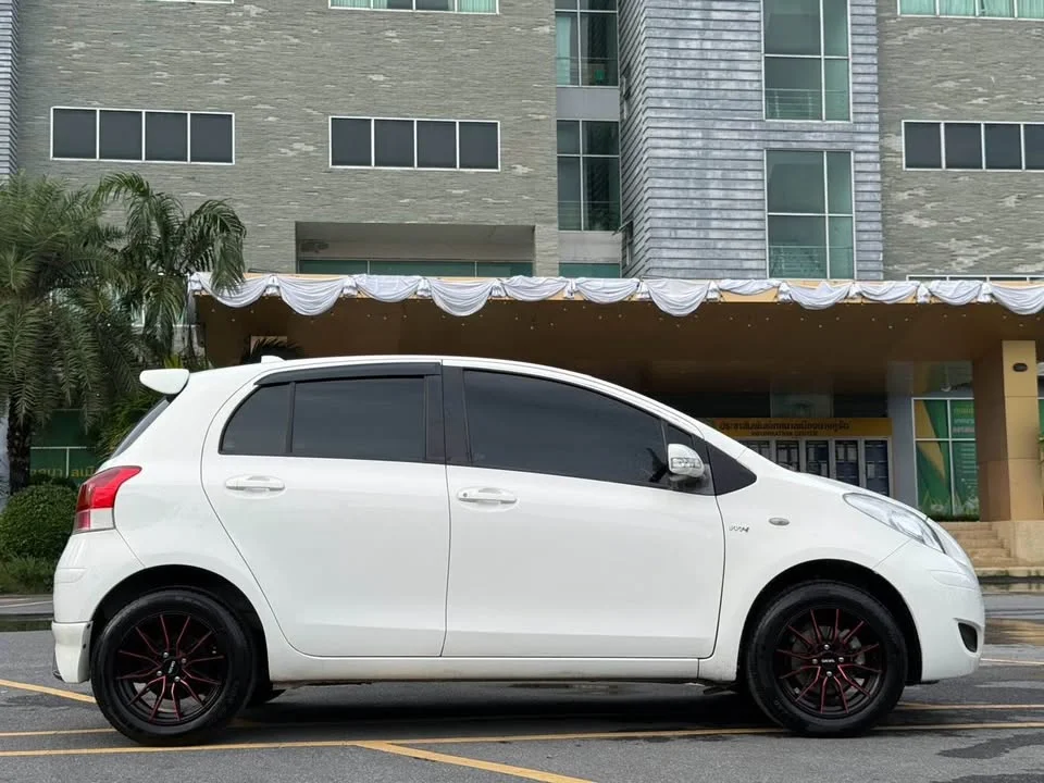 2010 Toyota Yaris II 2