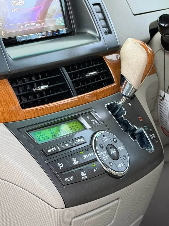 2010 Toyota Estima III 2