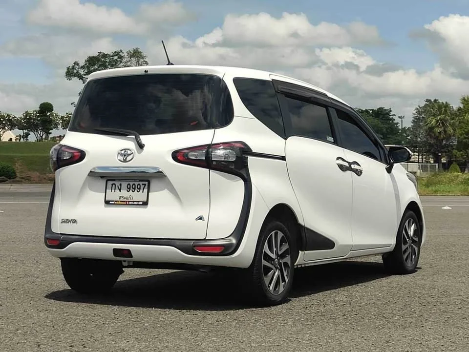 2017 Toyota Sienta II 2