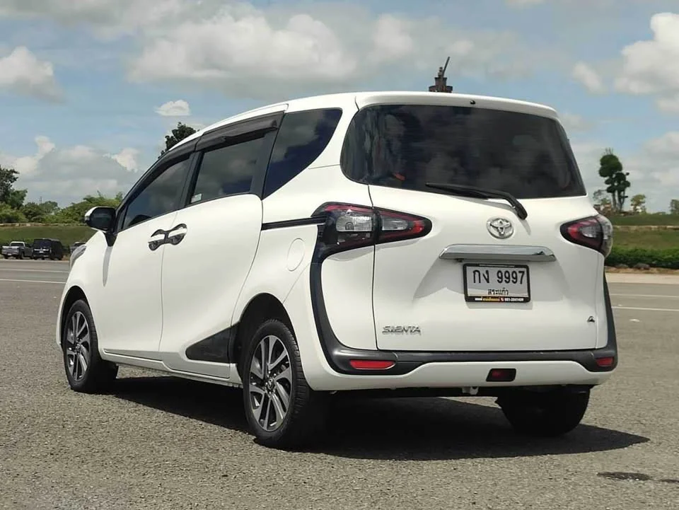 2017 Toyota Sienta II 3