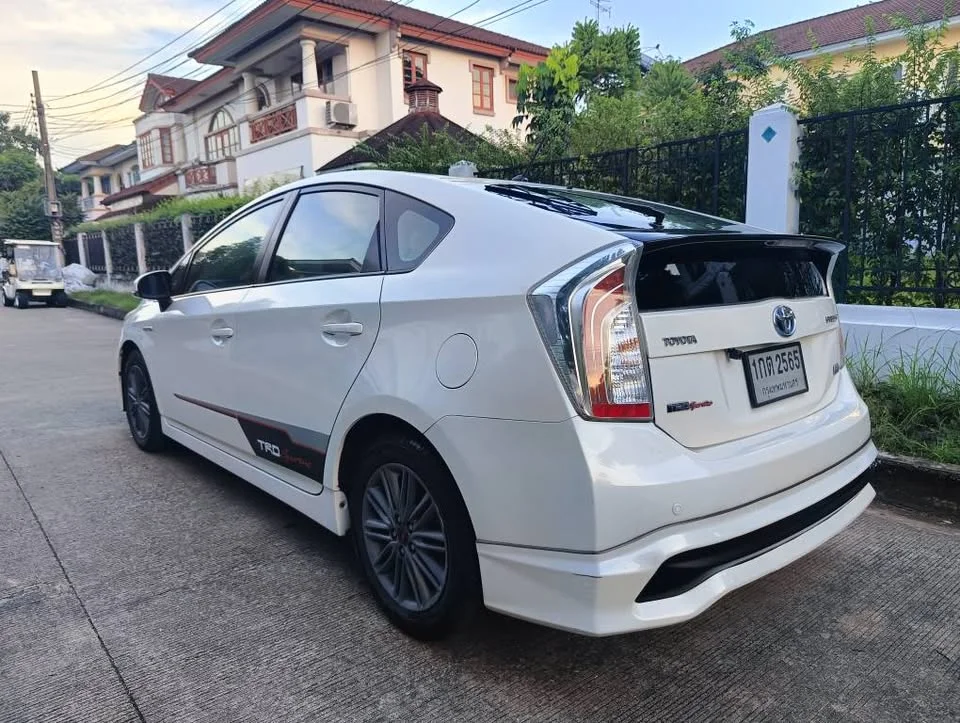 2013 Toyota Prius III 2