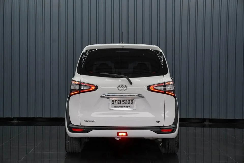 2017 Toyota Sienta II 3