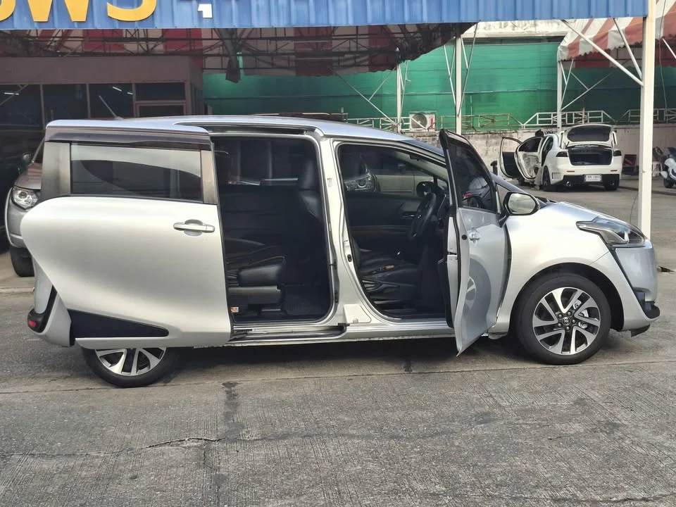 2017 Toyota Sienta II 2