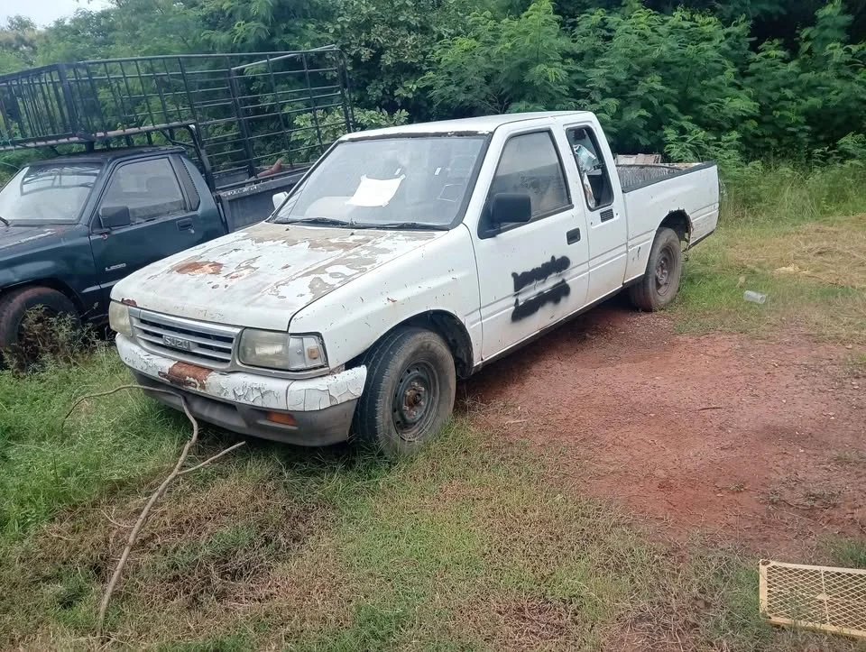 Isuzu TFR III 2