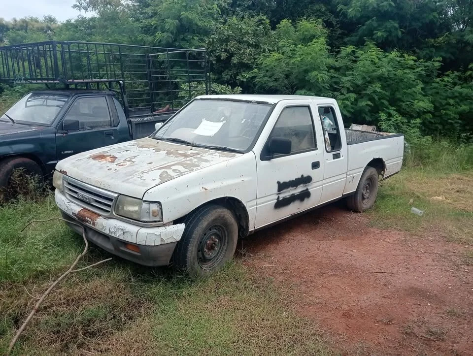 Isuzu TFR III 3