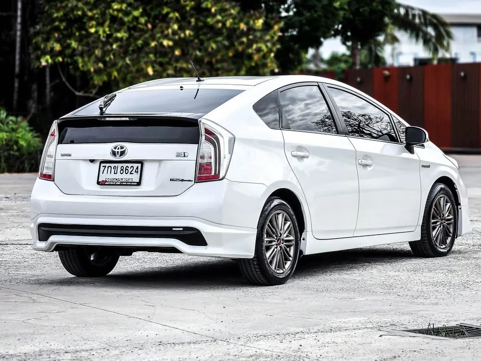 2012 Toyota Prius III 2