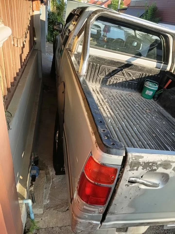 1996 Isuzu TFR III 3