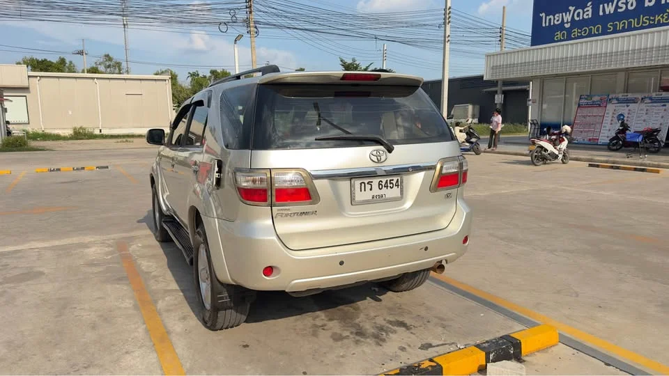 2010 Toyota Fortuner I 3